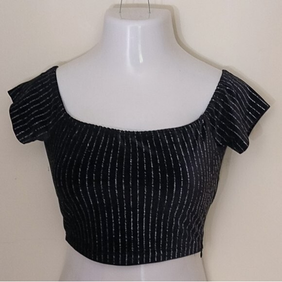 BLACK AND SILVER CAP SLEEVE CROP TOP PERFECT FOR THE HOLIDAYS!❤️🙏🌺💯👍 - Picture 8 of 10